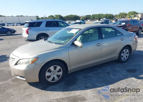 2007 Toyota Camry Le z USA, uszkodzony, nr VIN 4T1BE46K57U096801